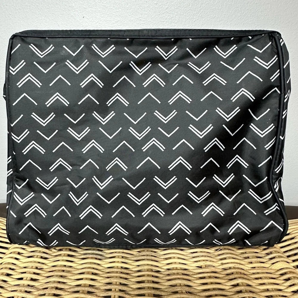 Thirty-One Essentials Beauty Cosmetic Toiletry bag Tip Top Chevron print - Picture 2 of 4